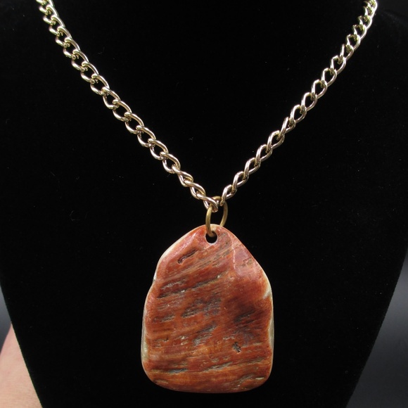 Jewelry - Vintage Brown Red Shell Pendant Necklace